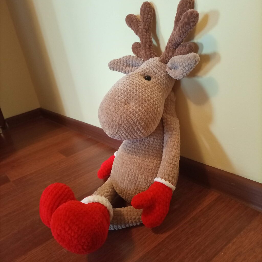 Олень новогодний вязаный