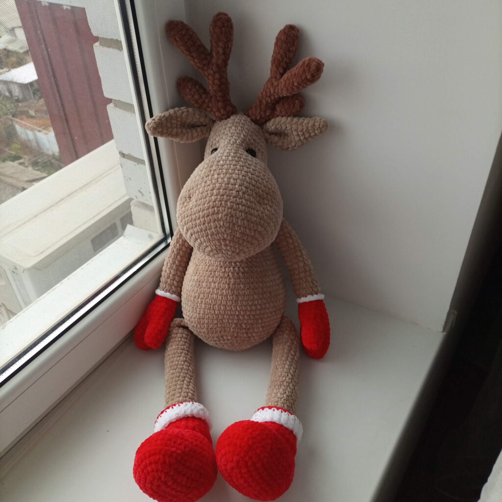 Олень новогодний вязаный