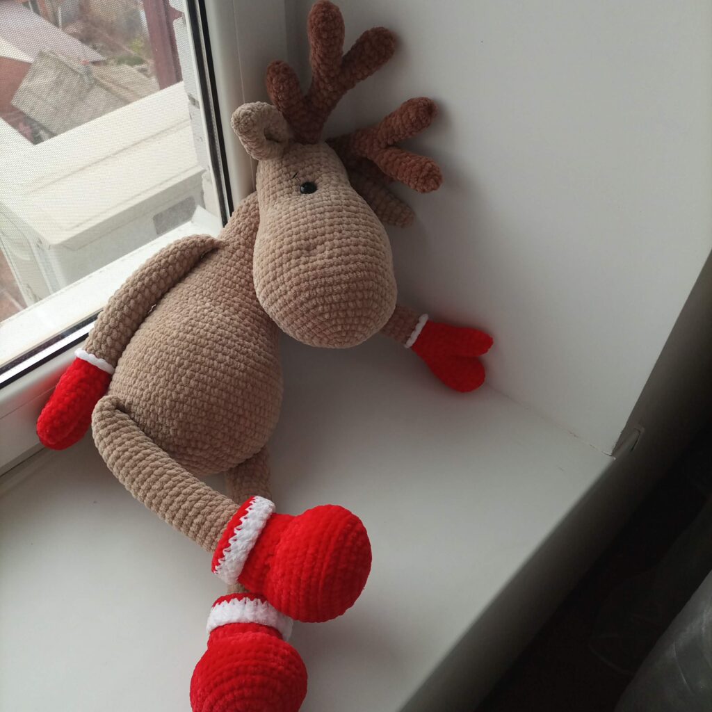Олень новогодний вязаный
