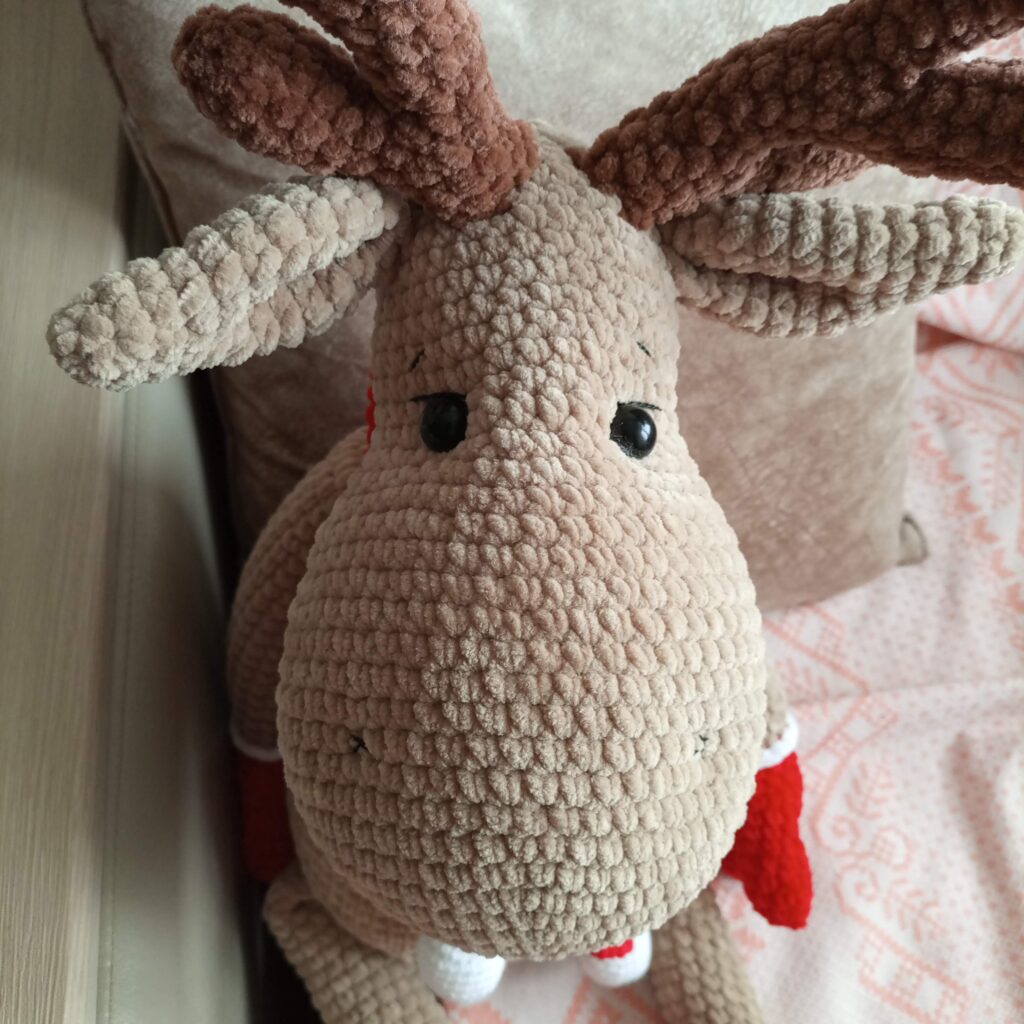 Олень новогодний вязаный
