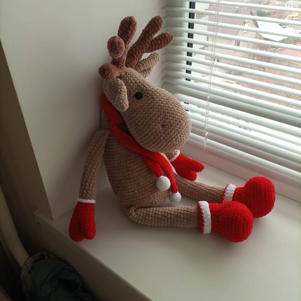 Олень новогодний вязаный