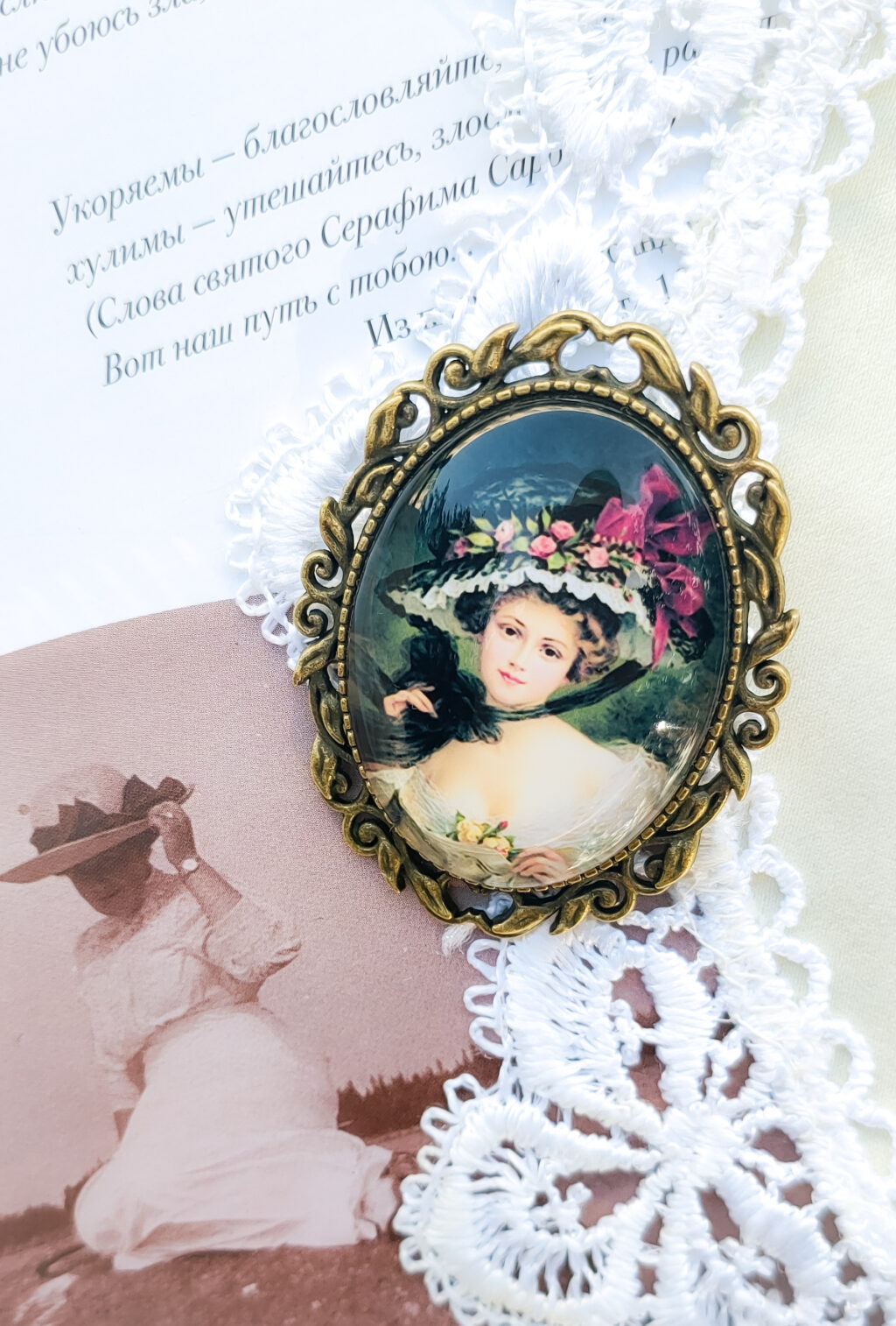 Винтажная брошь «Дама»