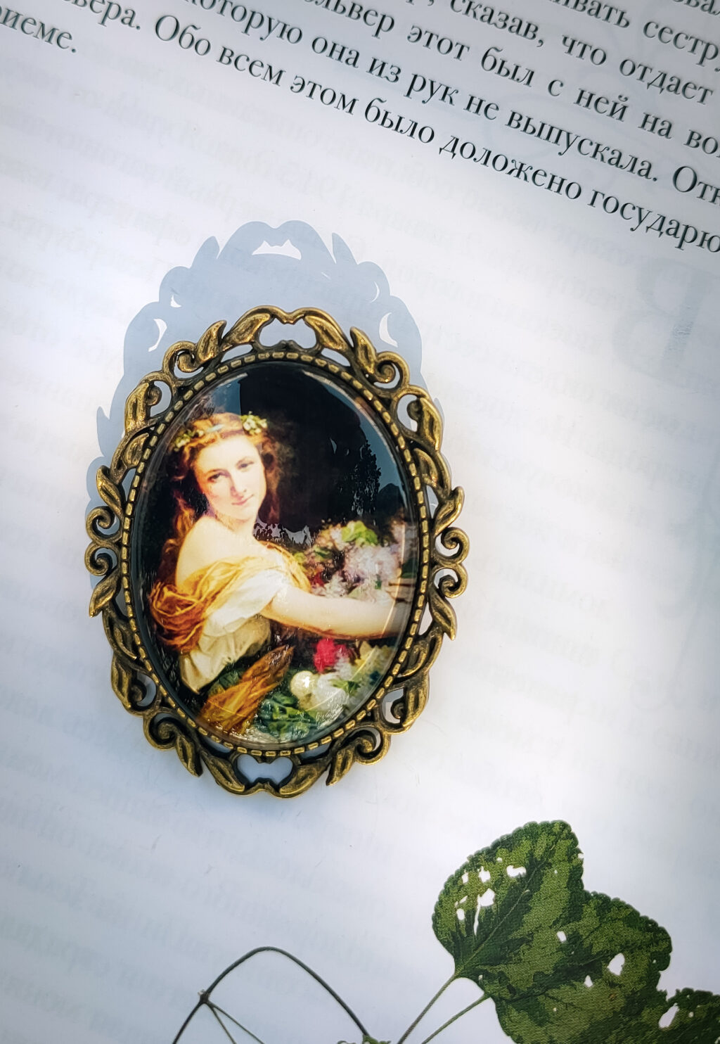 Винтажная брошь «Портрет девушки»