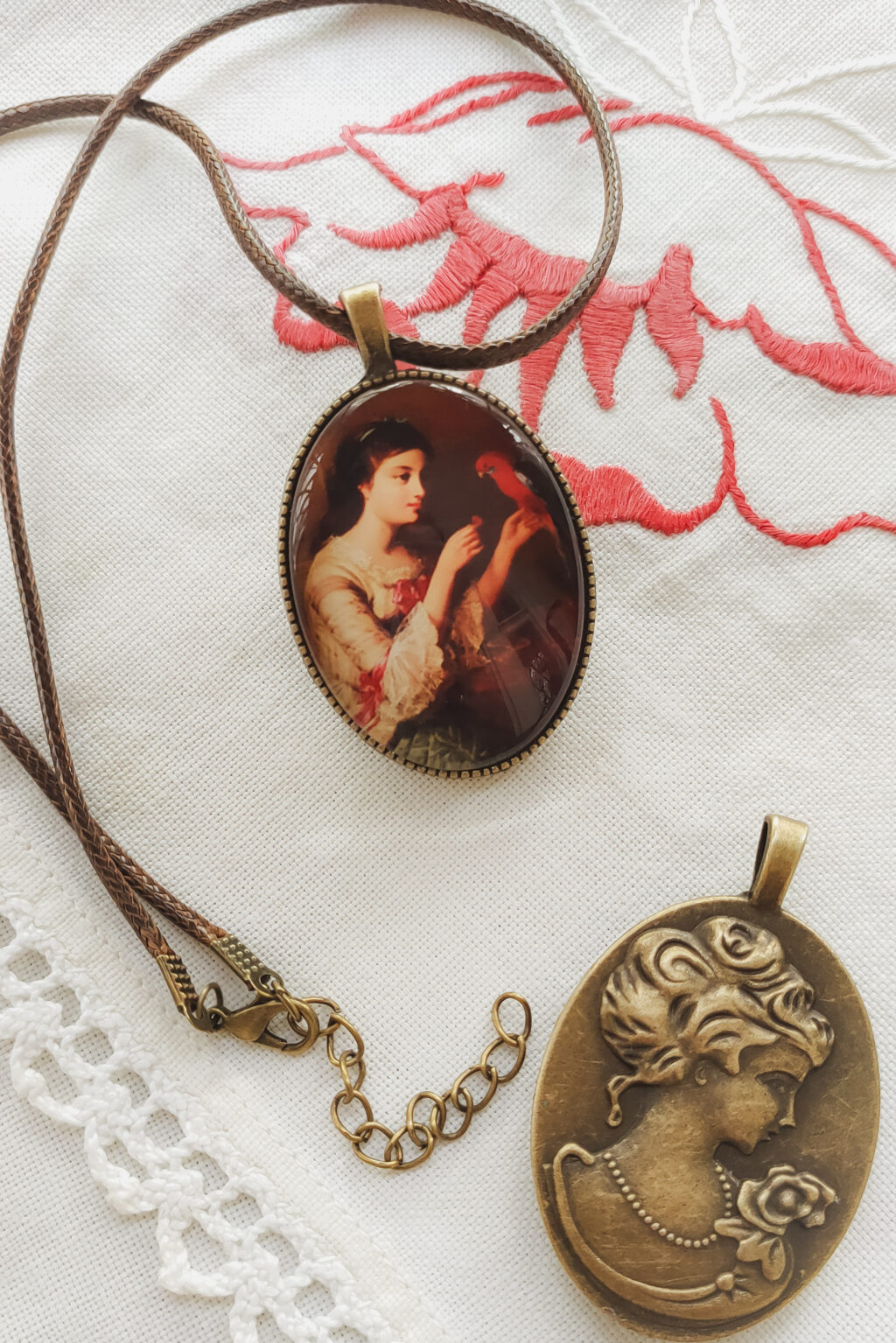 Кулон-подвеска «Девушка с попугаем»