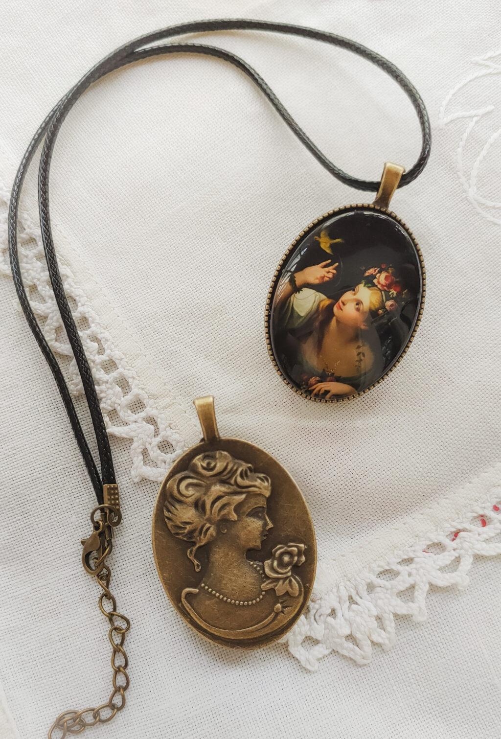 Кулон-подвеска «Девушка с птичкой»