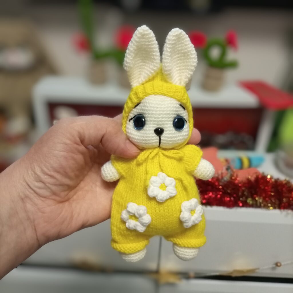 Зайчик вязаный в комбинезоне