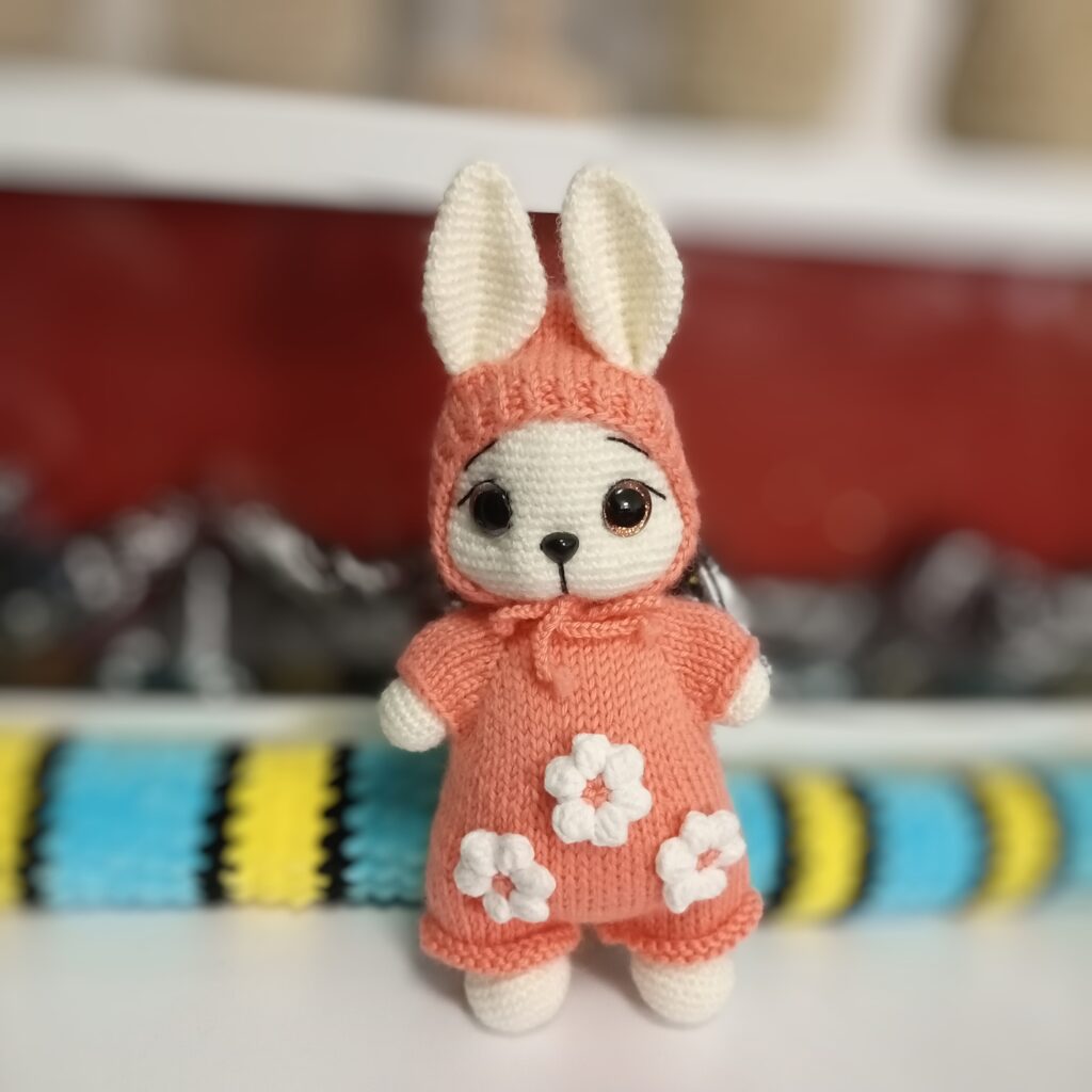 Зайчик вязаный в комбинезоне