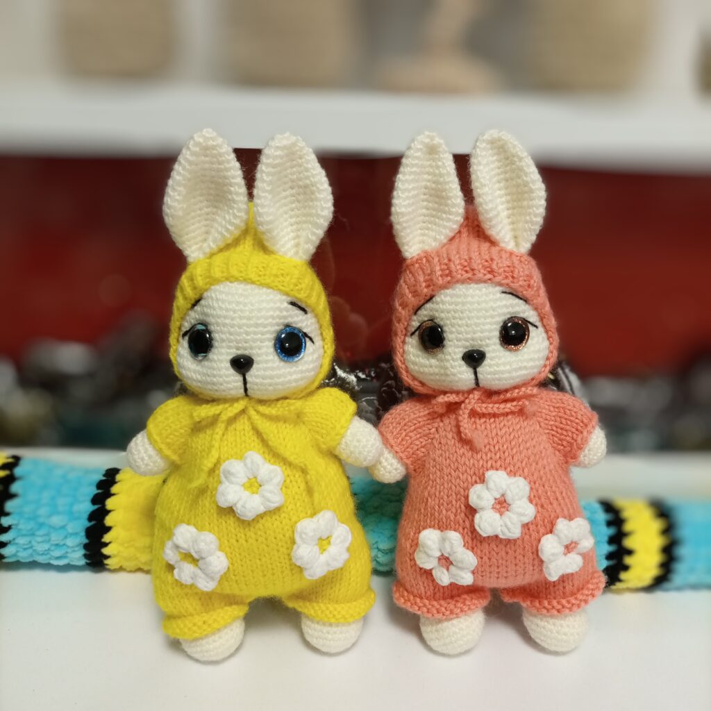 Зайчик вязаный в комбинезоне