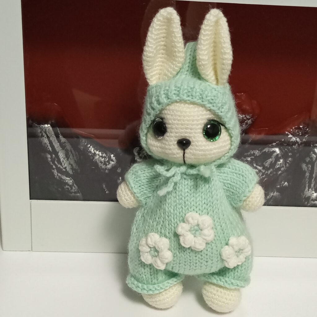 Зайчик вязаный в комбинезоне