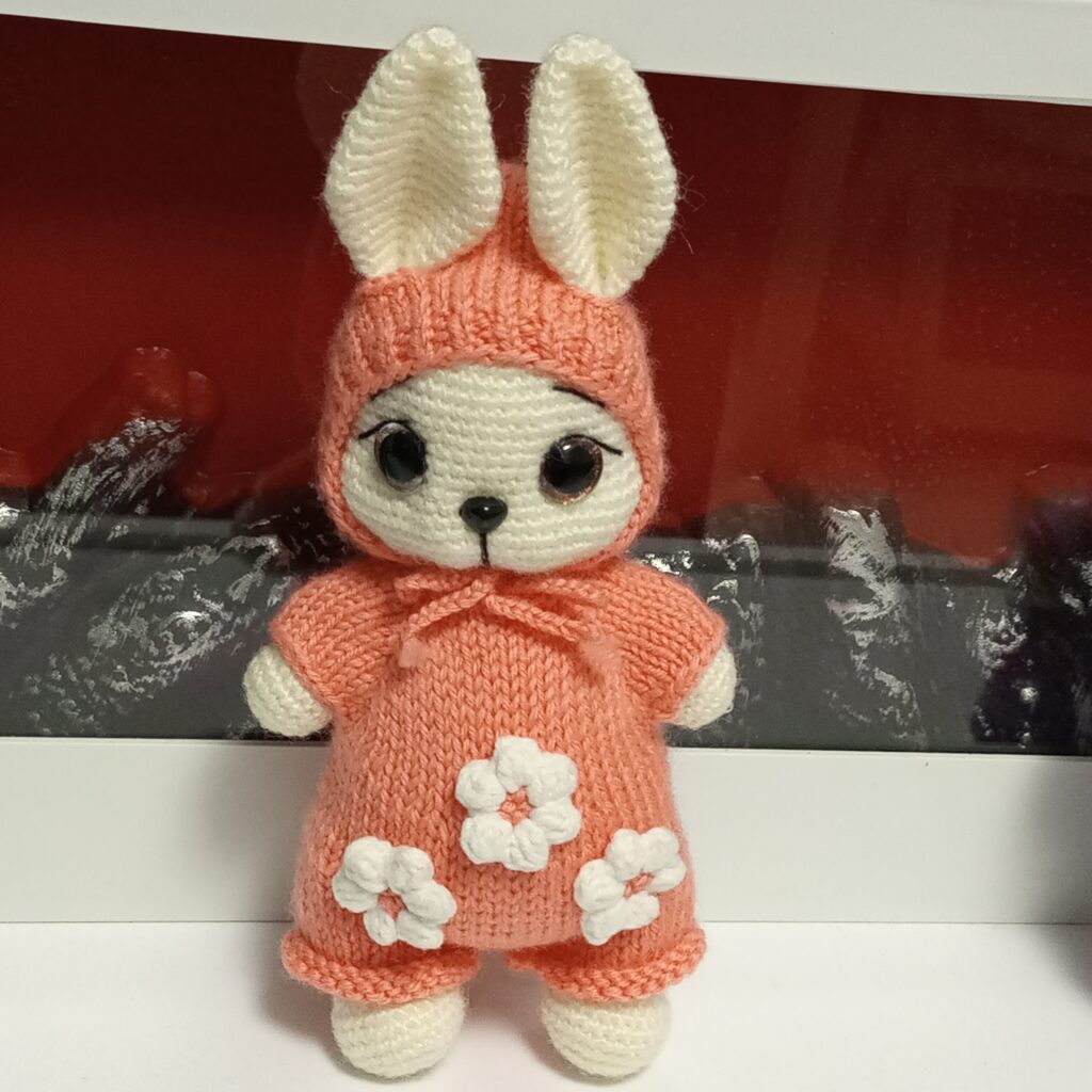 Зайчик вязаный в комбинезоне