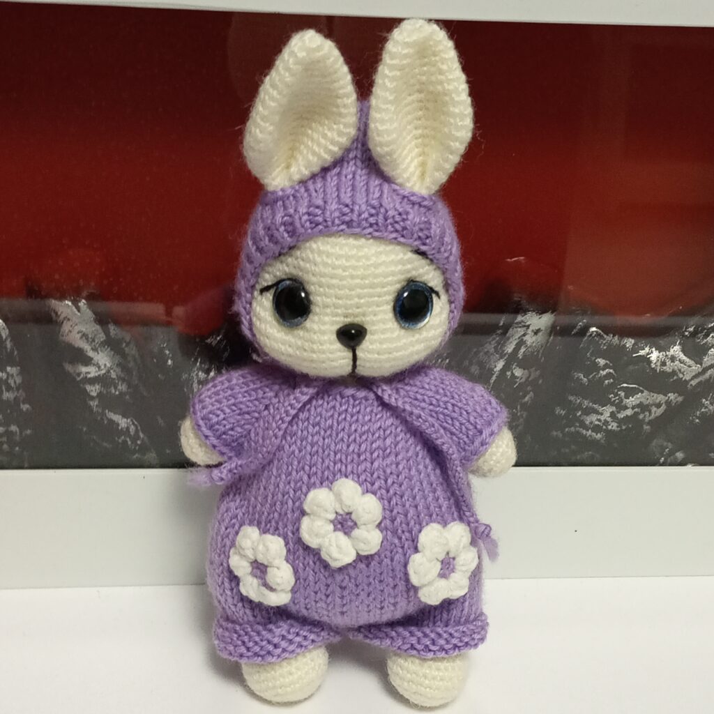 Зайчик вязаный в комбинезоне