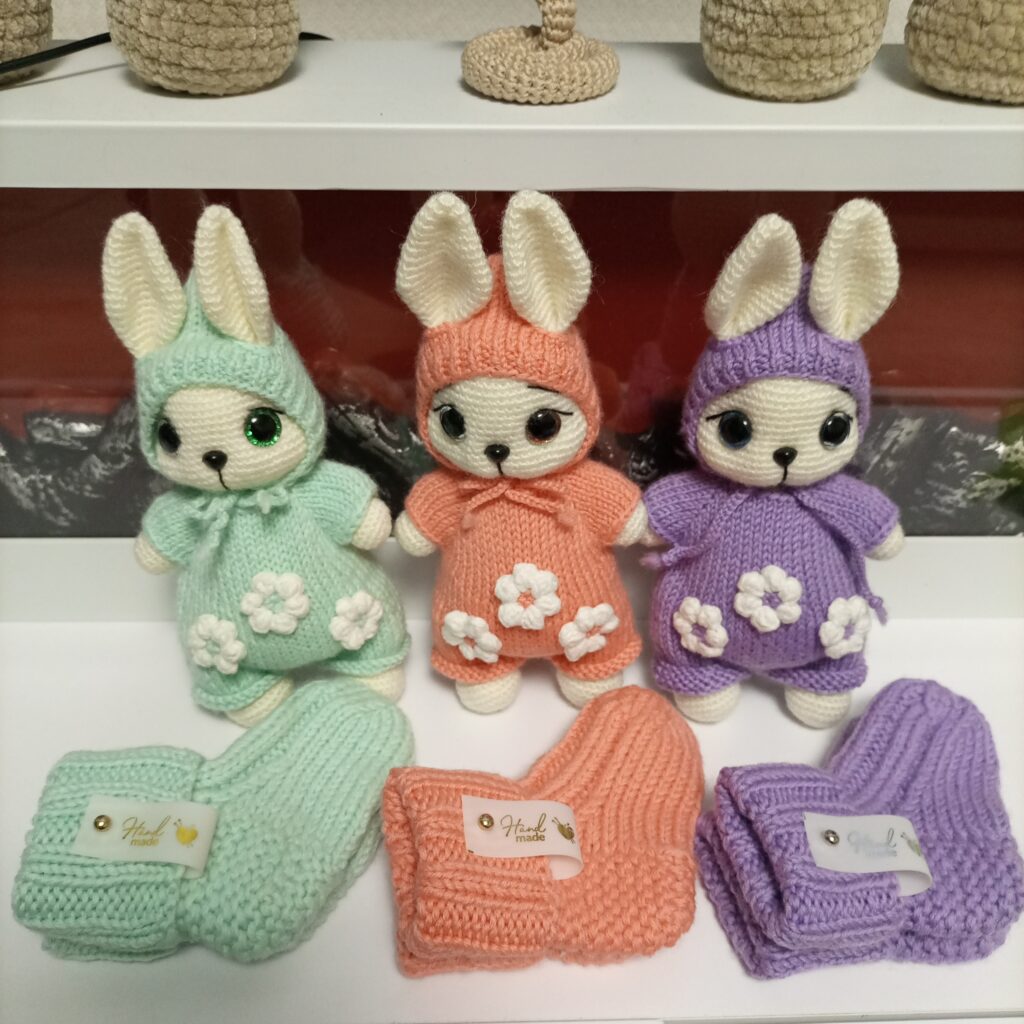 Зайчик вязаный в комбинезоне