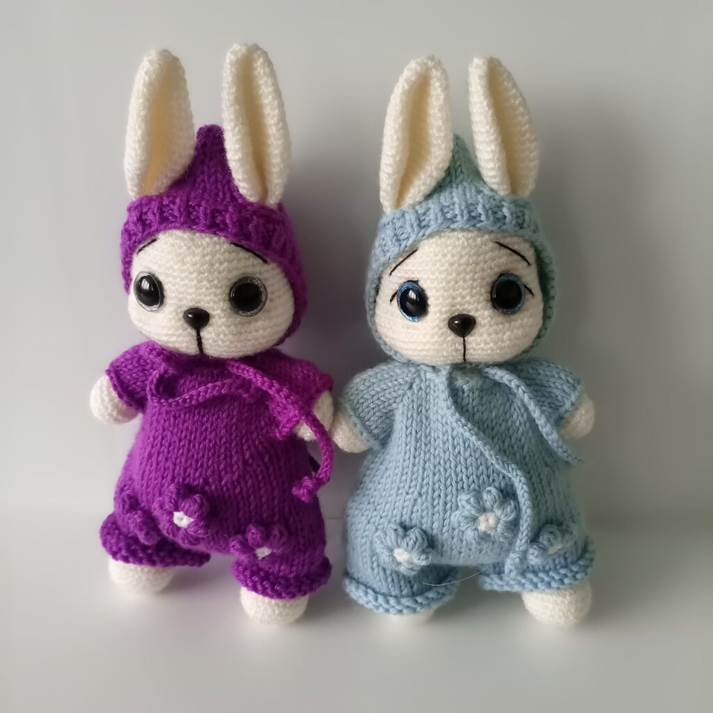 Зайчик вязаный в комбинезоне