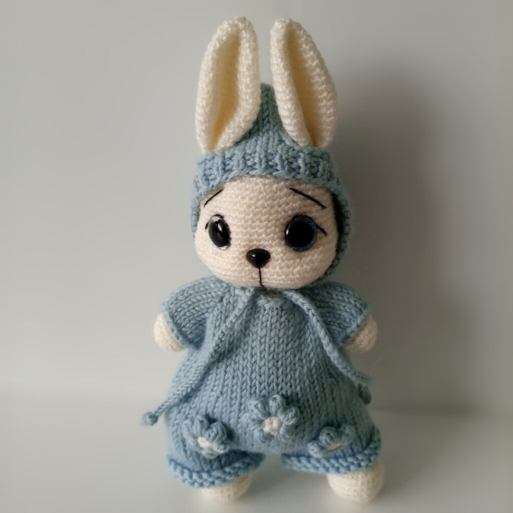 Зайчик вязаный в комбинезоне