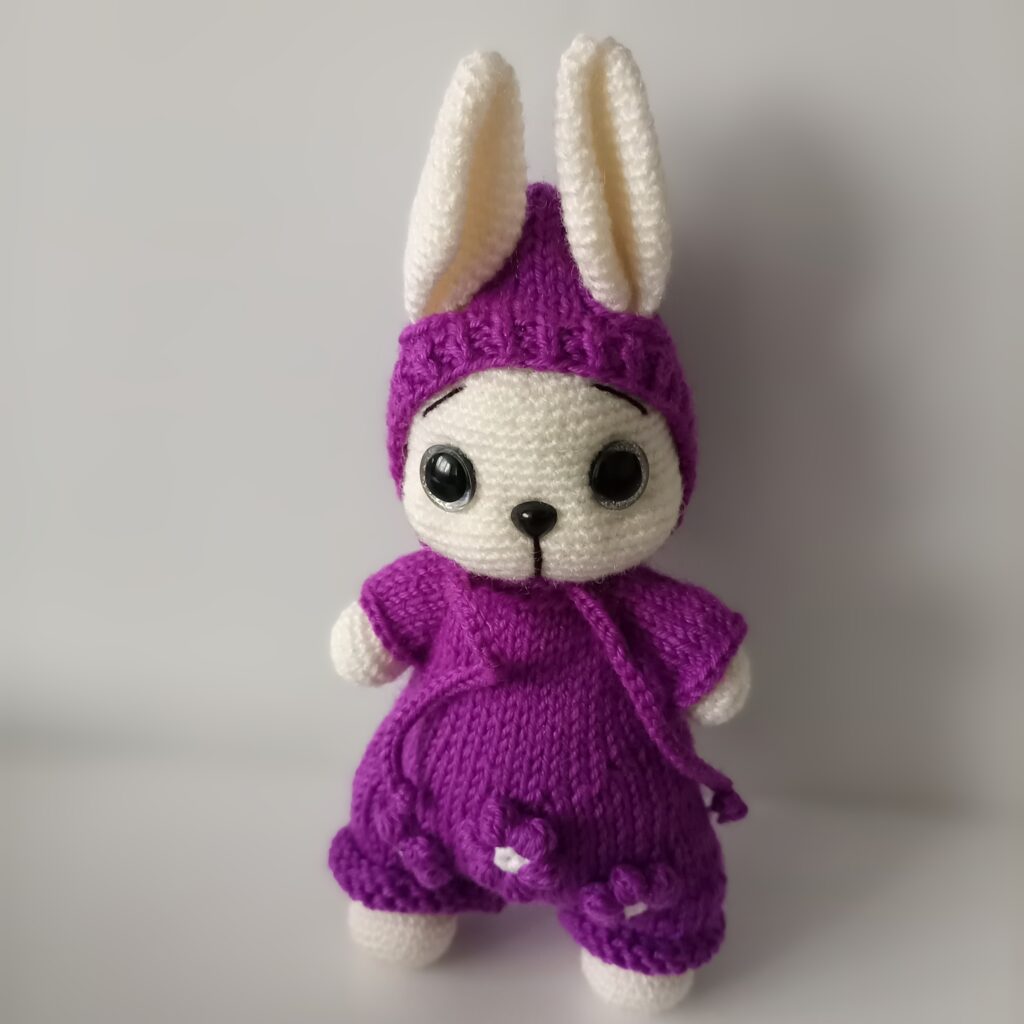 Зайчик вязаный в комбинезоне