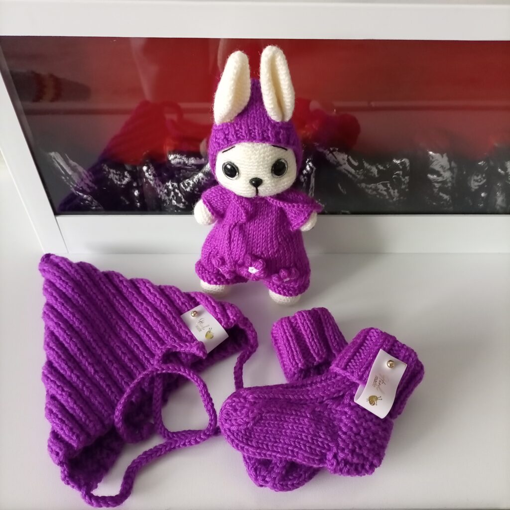 Зайчик вязаный в комбинезоне