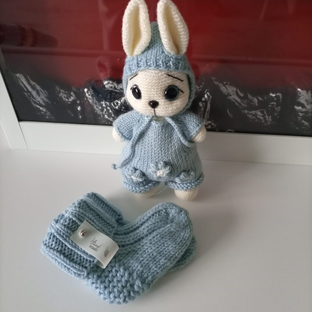 Зайчик вязаный в комбинезоне