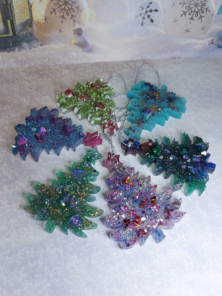 Новогодние елочные игрушки в ассортименте