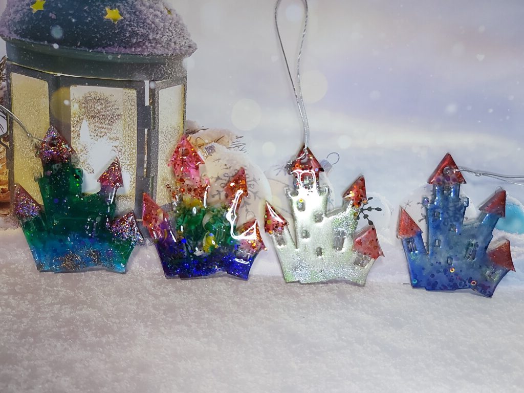 Новогодние елочные игрушки в ассортименте
