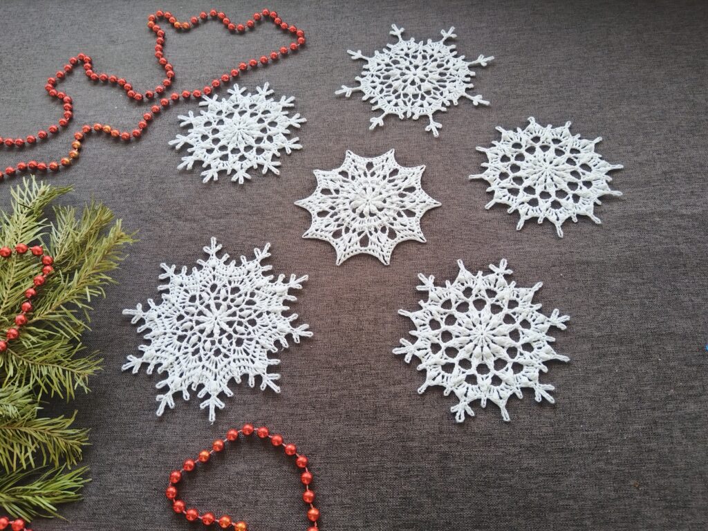 Снежинка декоративная вязаная