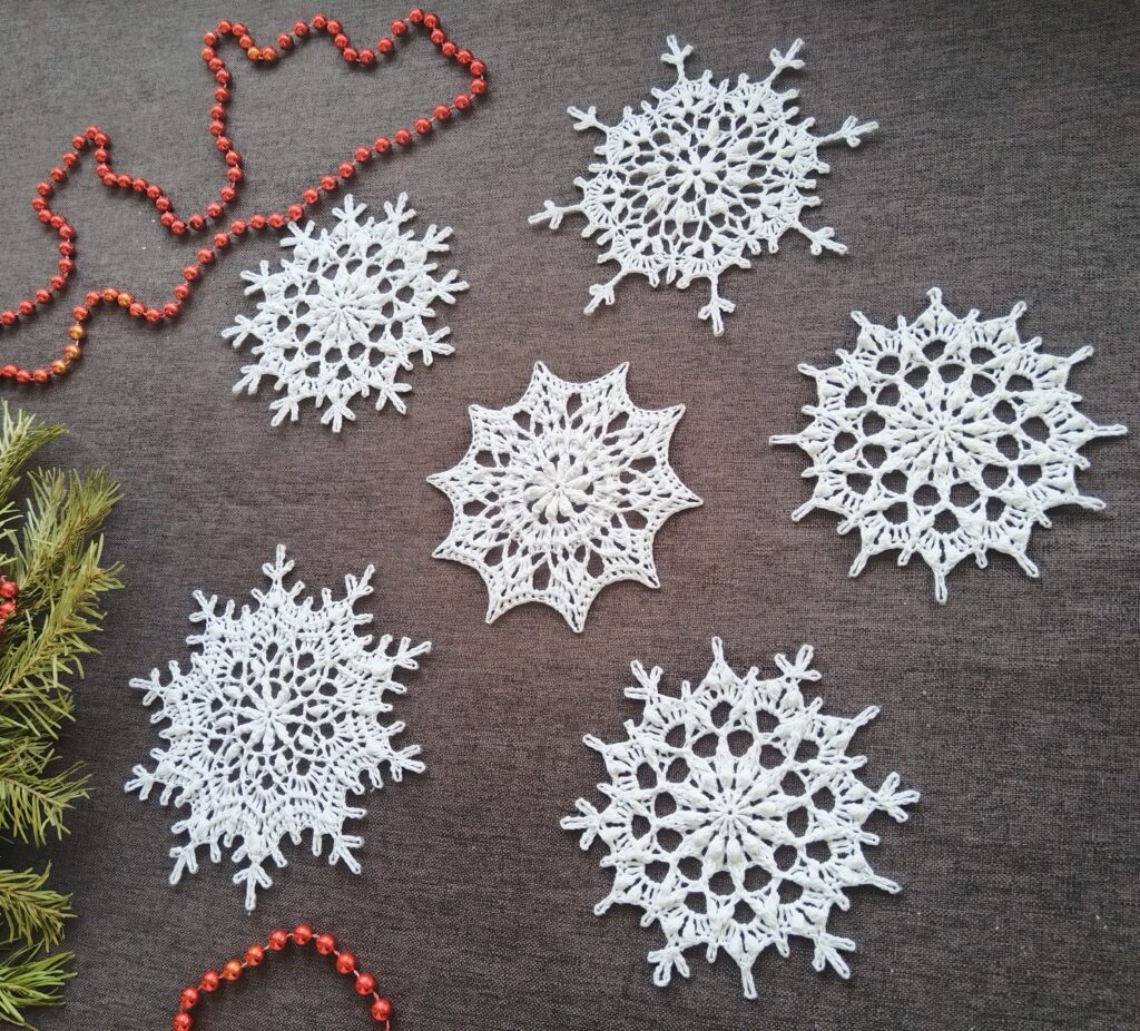 Снежинка декоративная вязаная