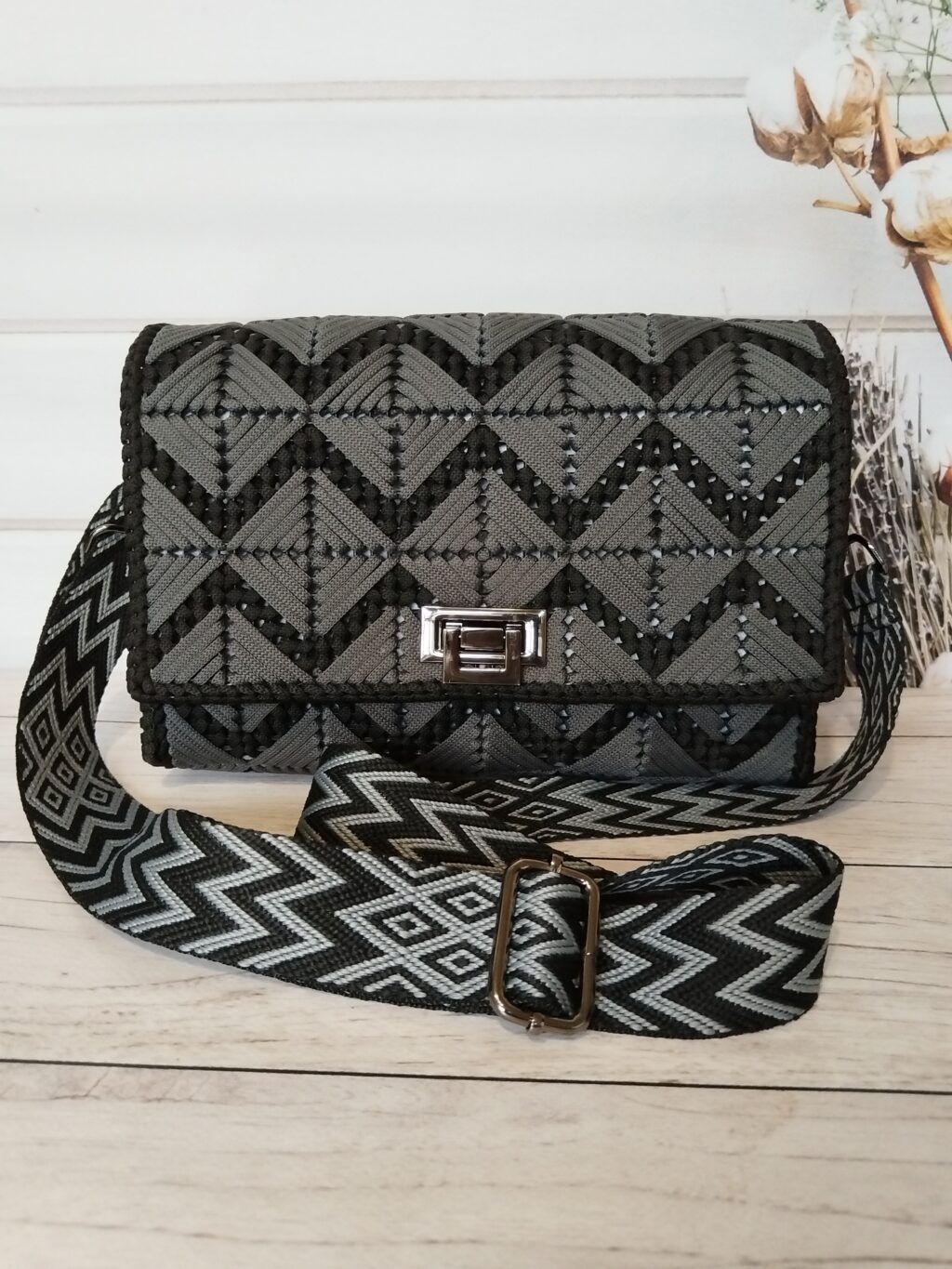Сумка из шнура на канве