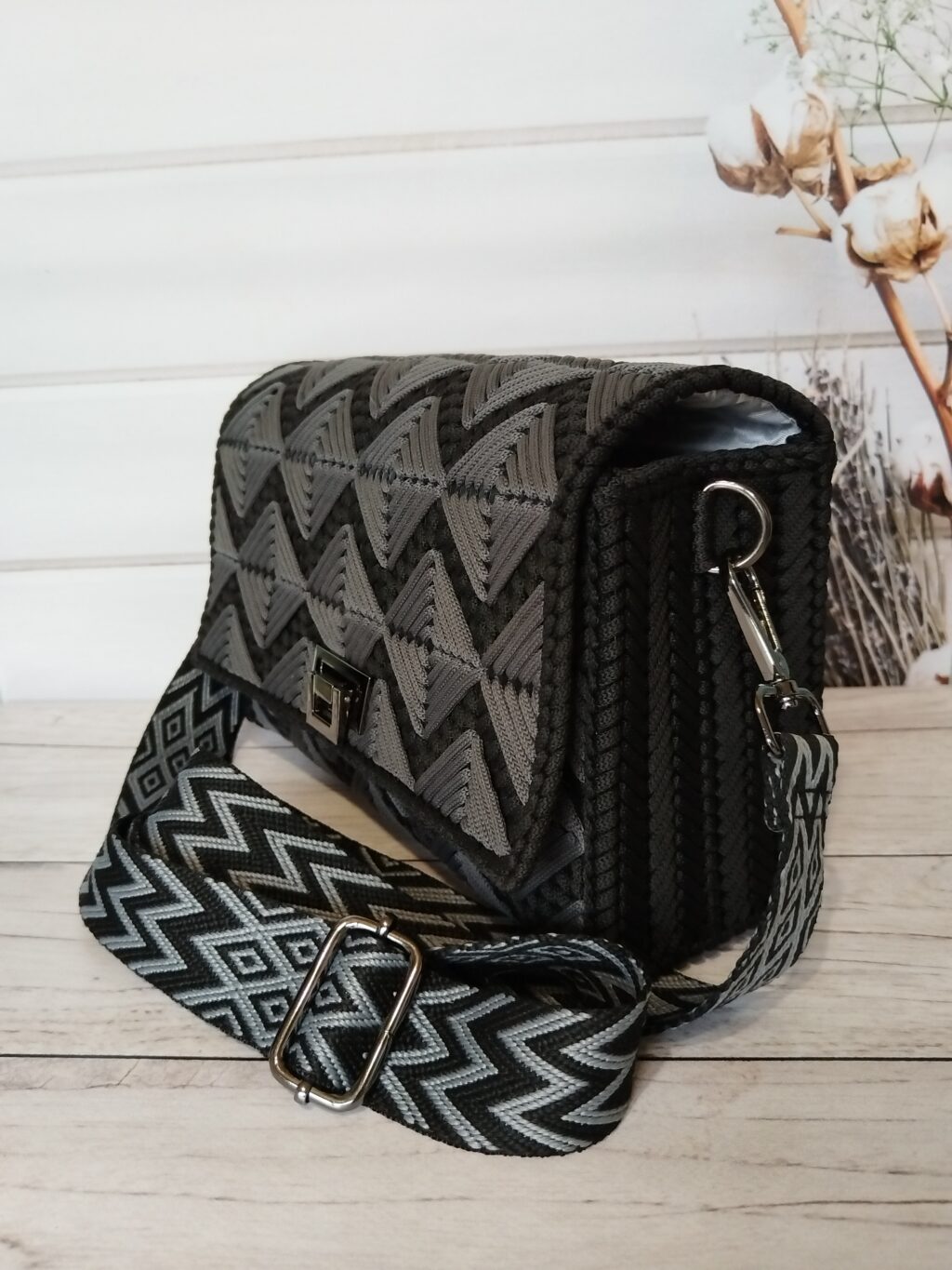 Сумка из шнура на канве