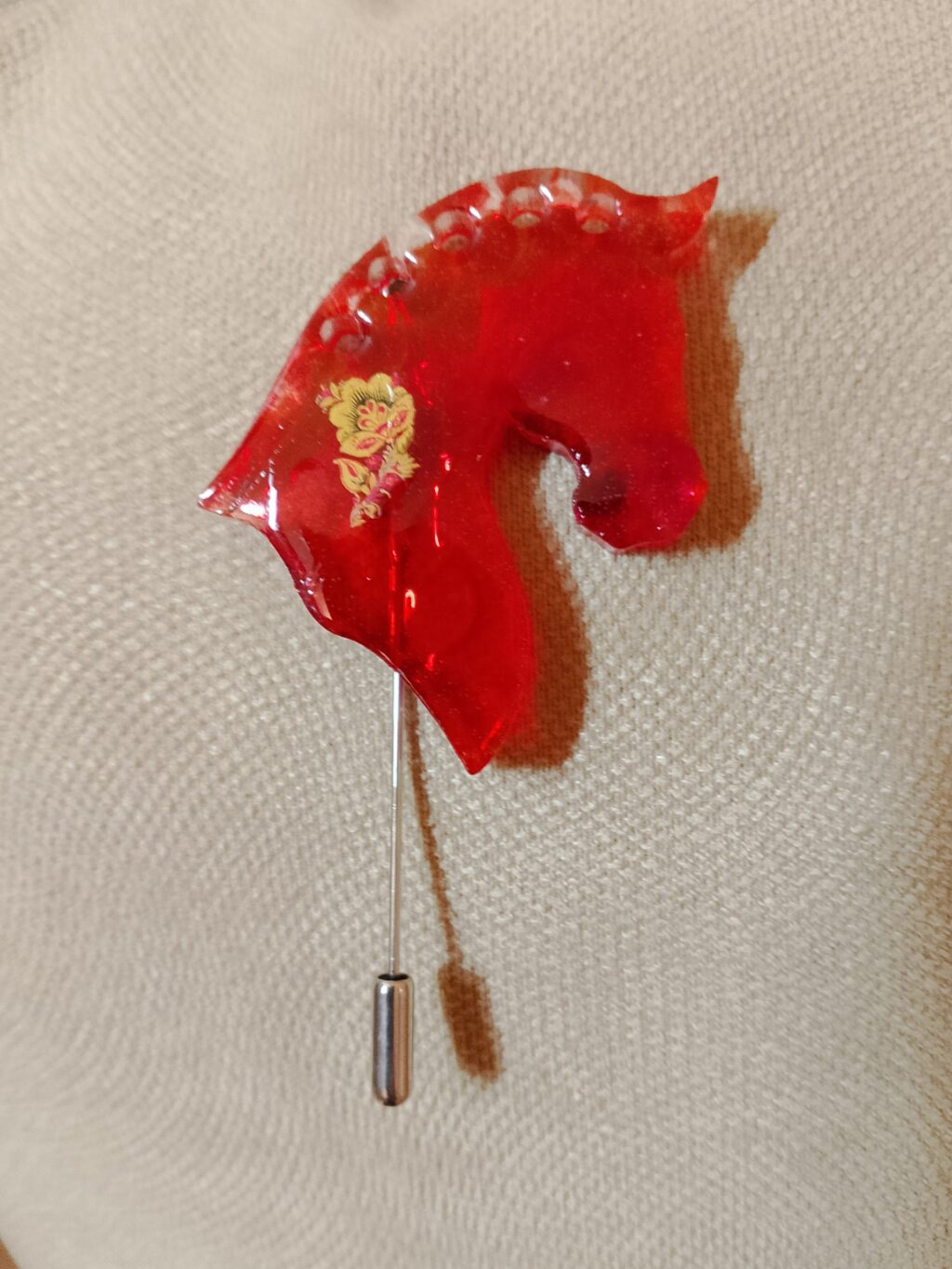 Брошь с красной лошадкой — символом 2026 года