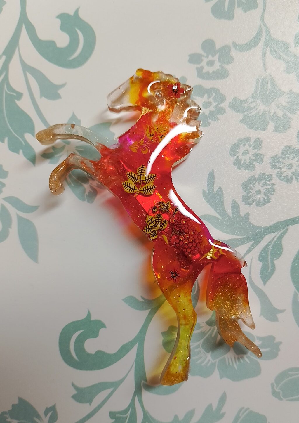 Брошь с красной лошадкой — символом 2026 года