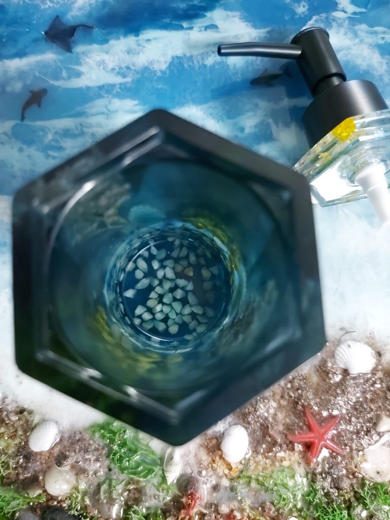 Дозатор винтовой для жидкого мыла, светится в темноте