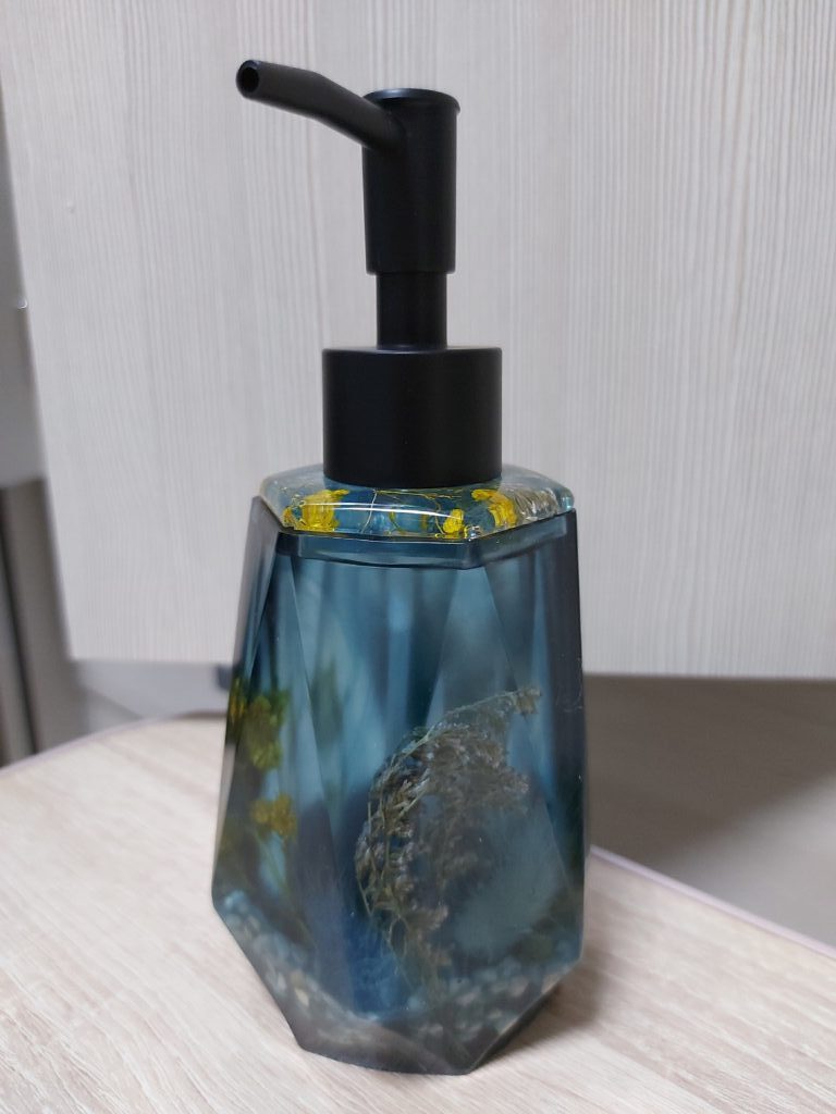 Дозатор винтовой для жидкого мыла, светится в темноте