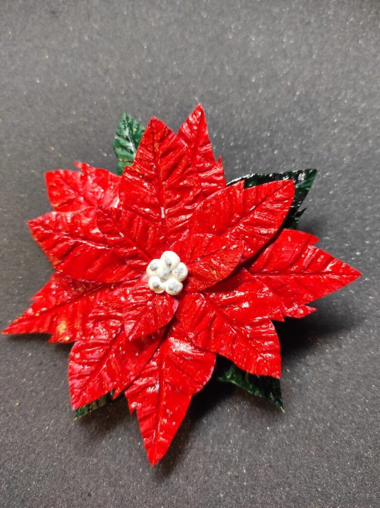 Брошь-пуансеттия