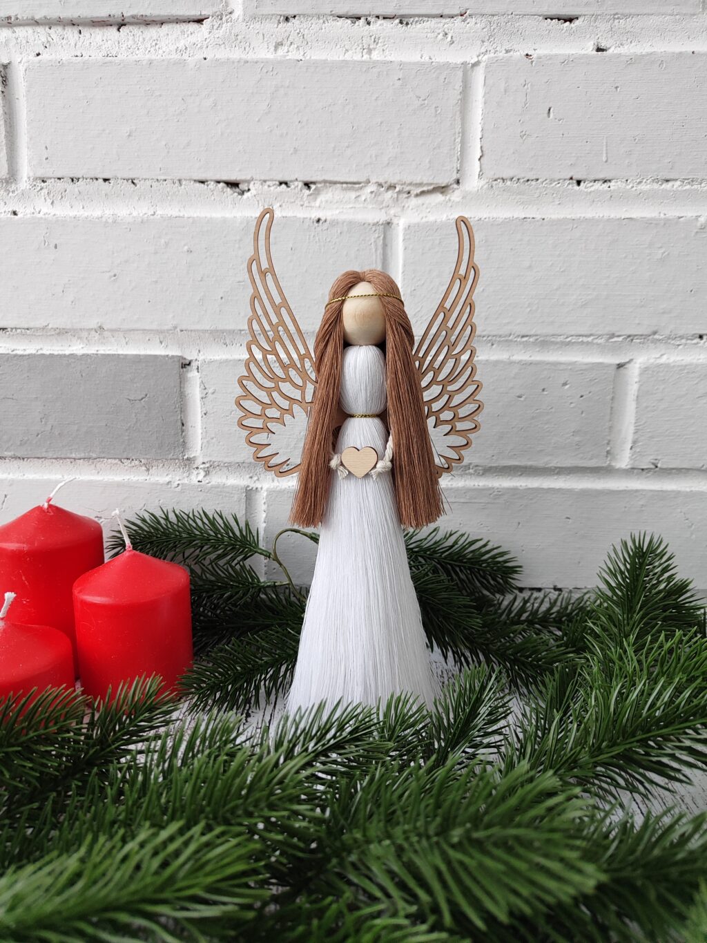 Ангел на подставке