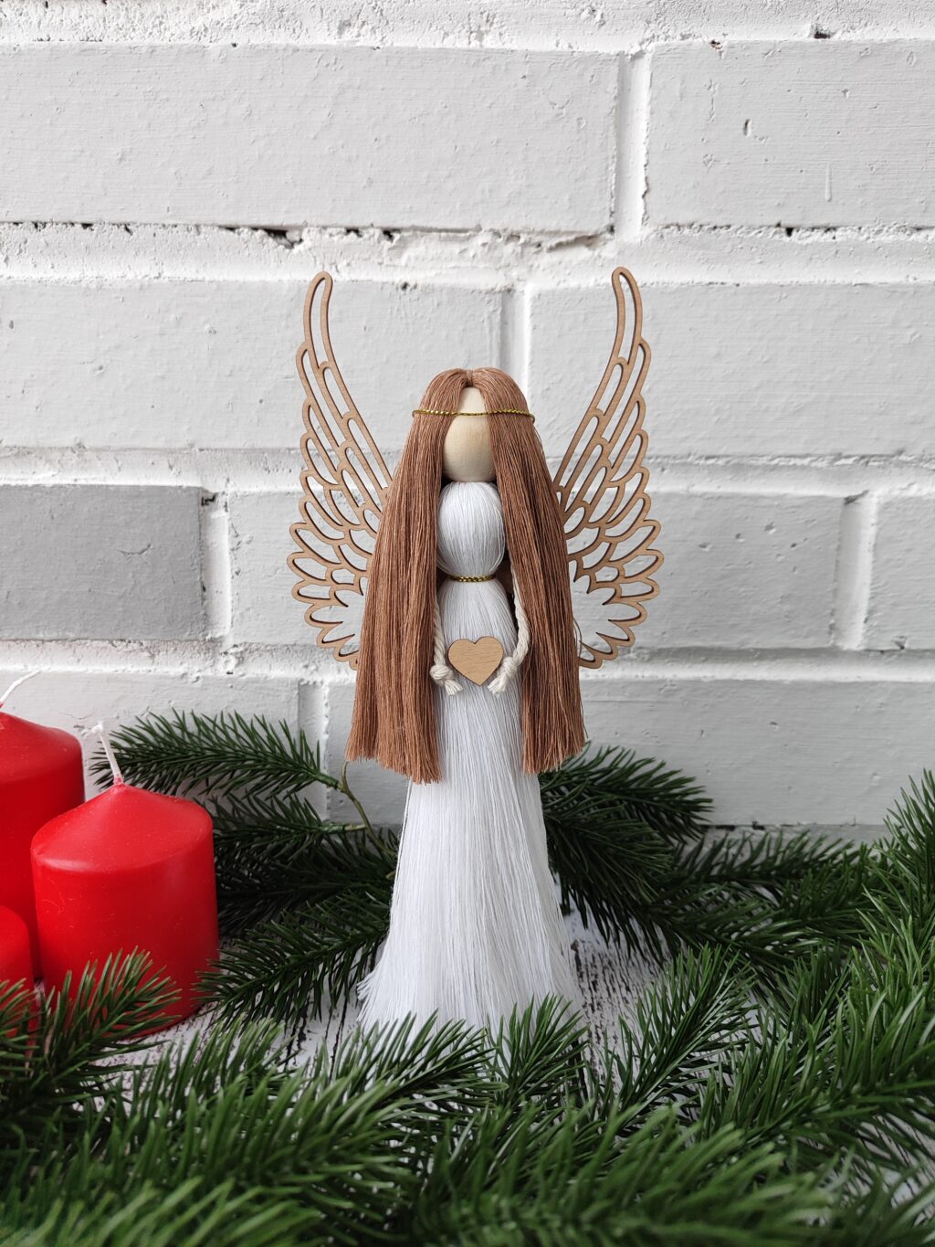 Ангел на подставке