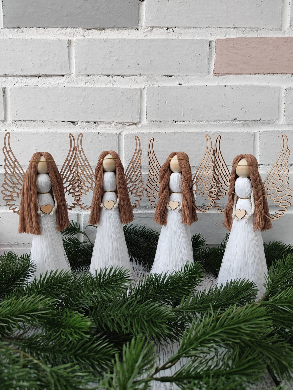 Ангел на подставке