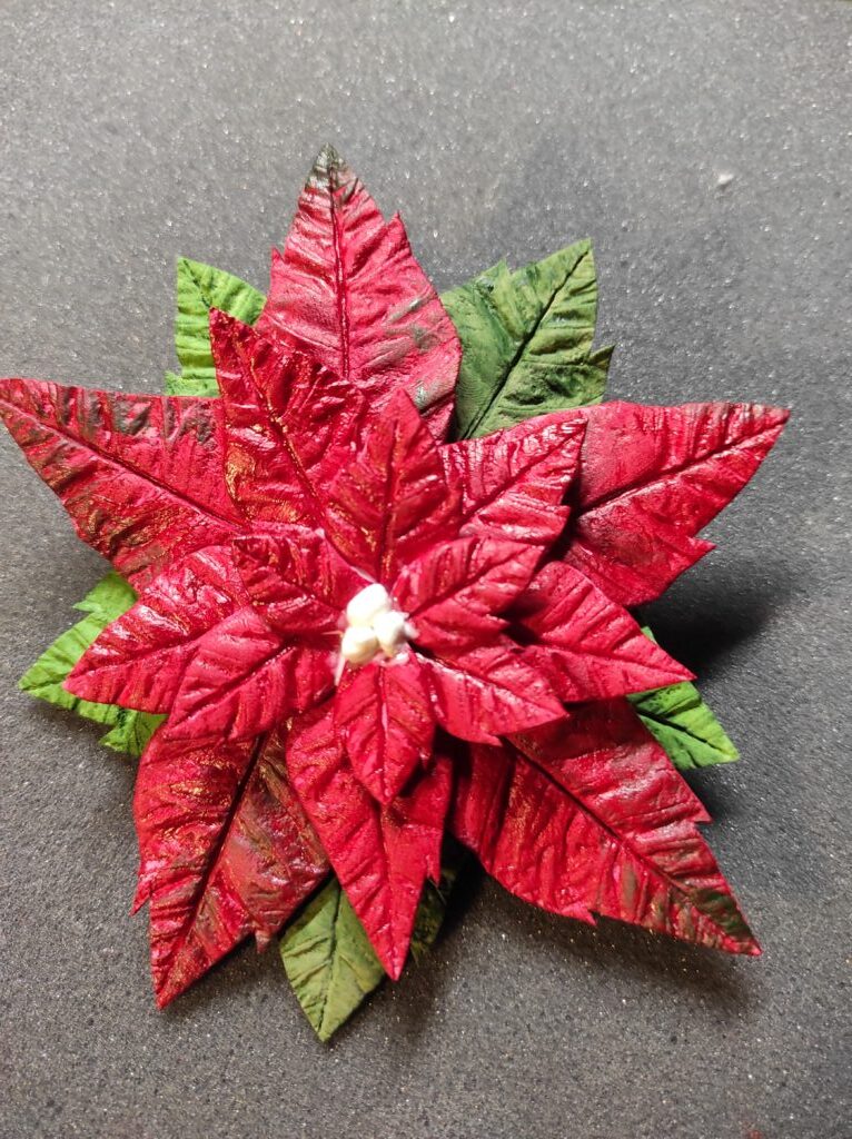 Брошь-пуансеттия