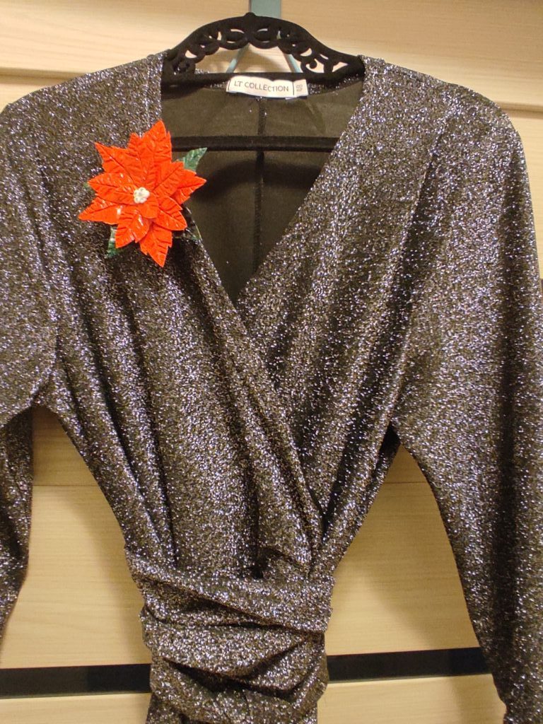 Брошь-пуансеттия