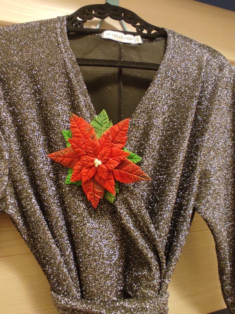 Брошь-пуансеттия