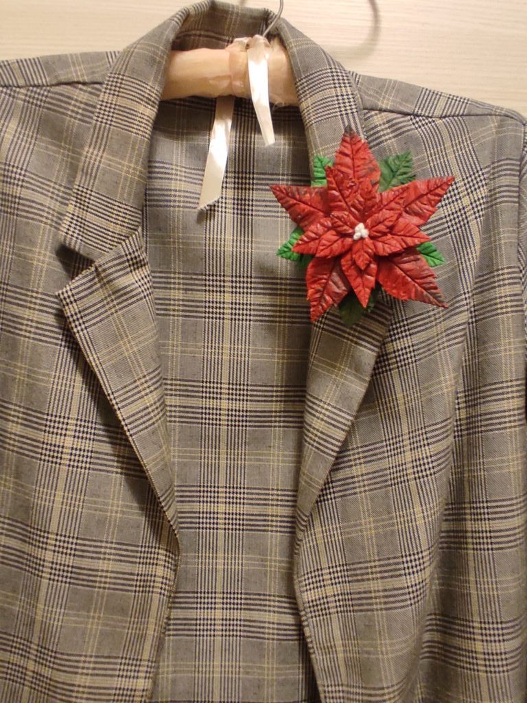 Брошь-пуансеттия