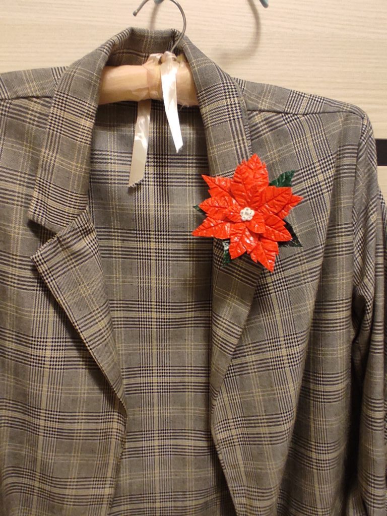 Брошь-пуансеттия