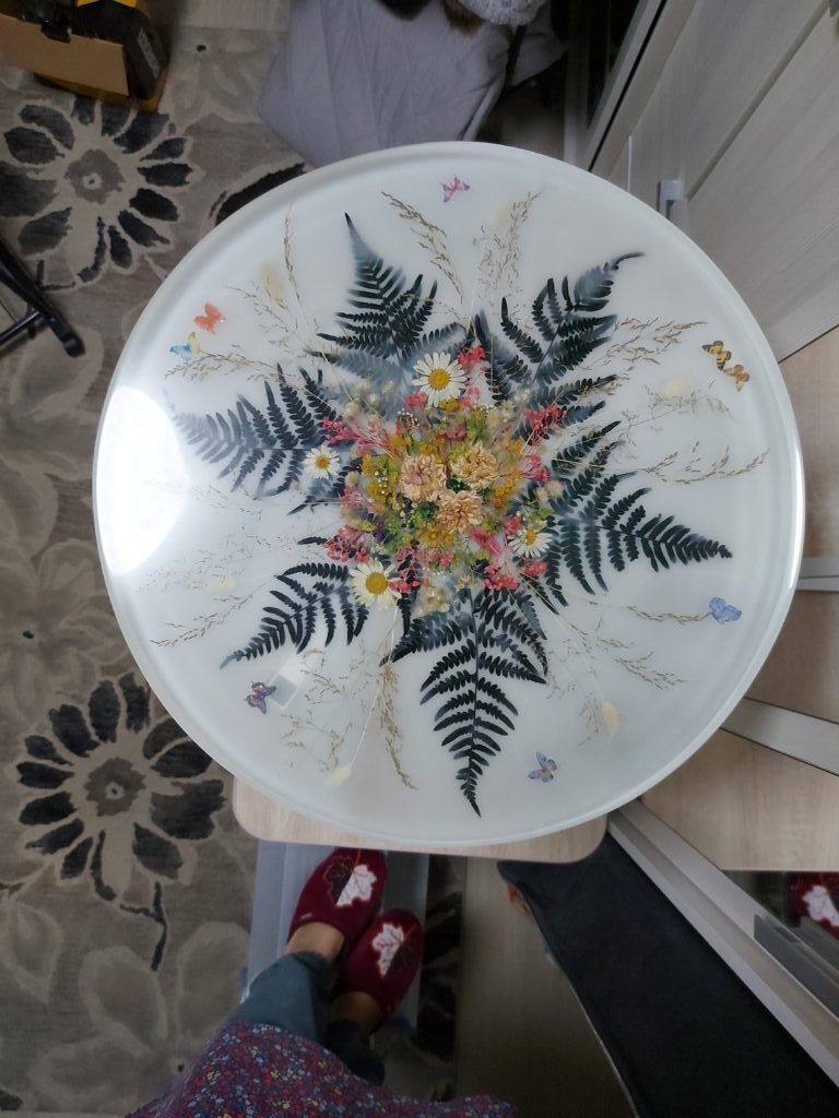 Стол журнальный,стетится в темноте, диаметр 50 см.