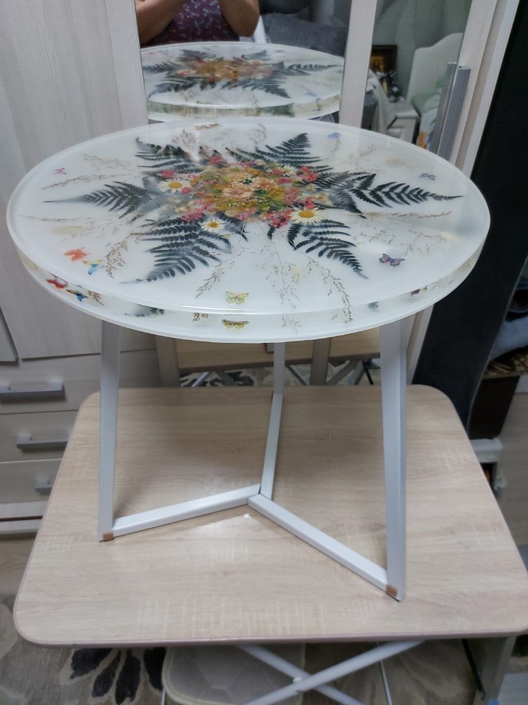 Стол журнальный,стетится в темноте, диаметр 50 см.