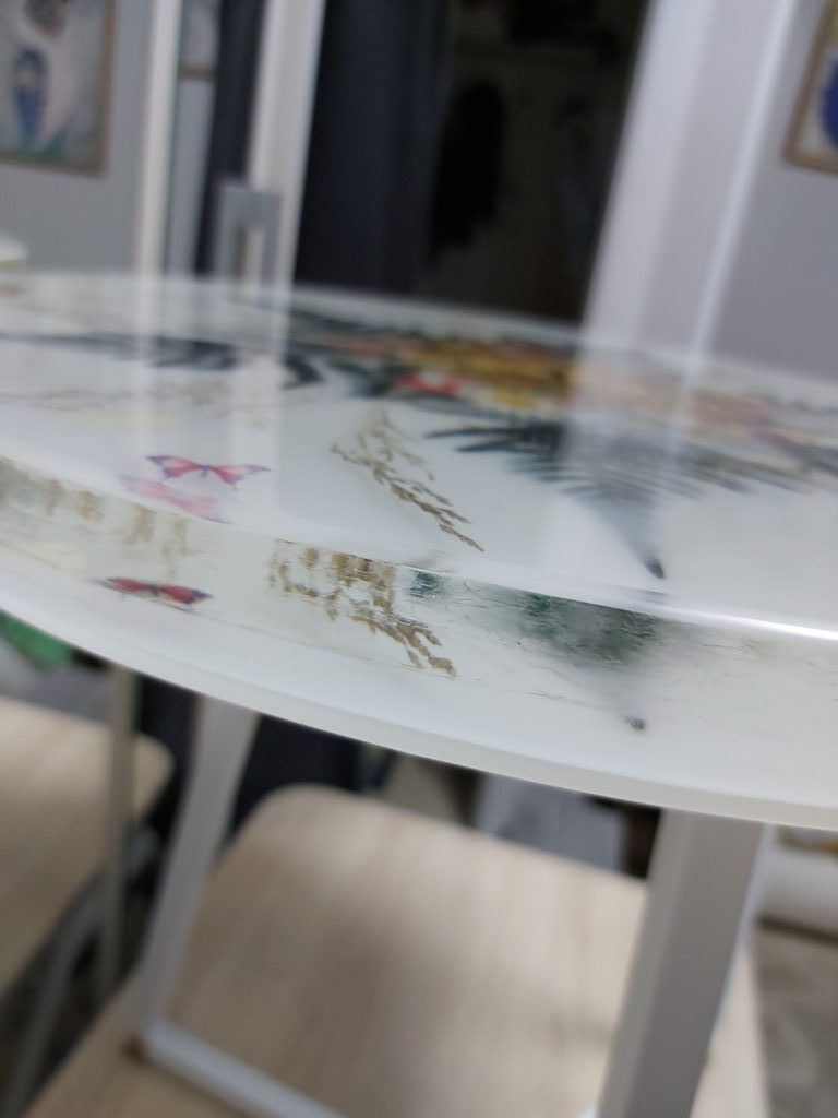 Стол журнальный,стетится в темноте, диаметр 50 см.