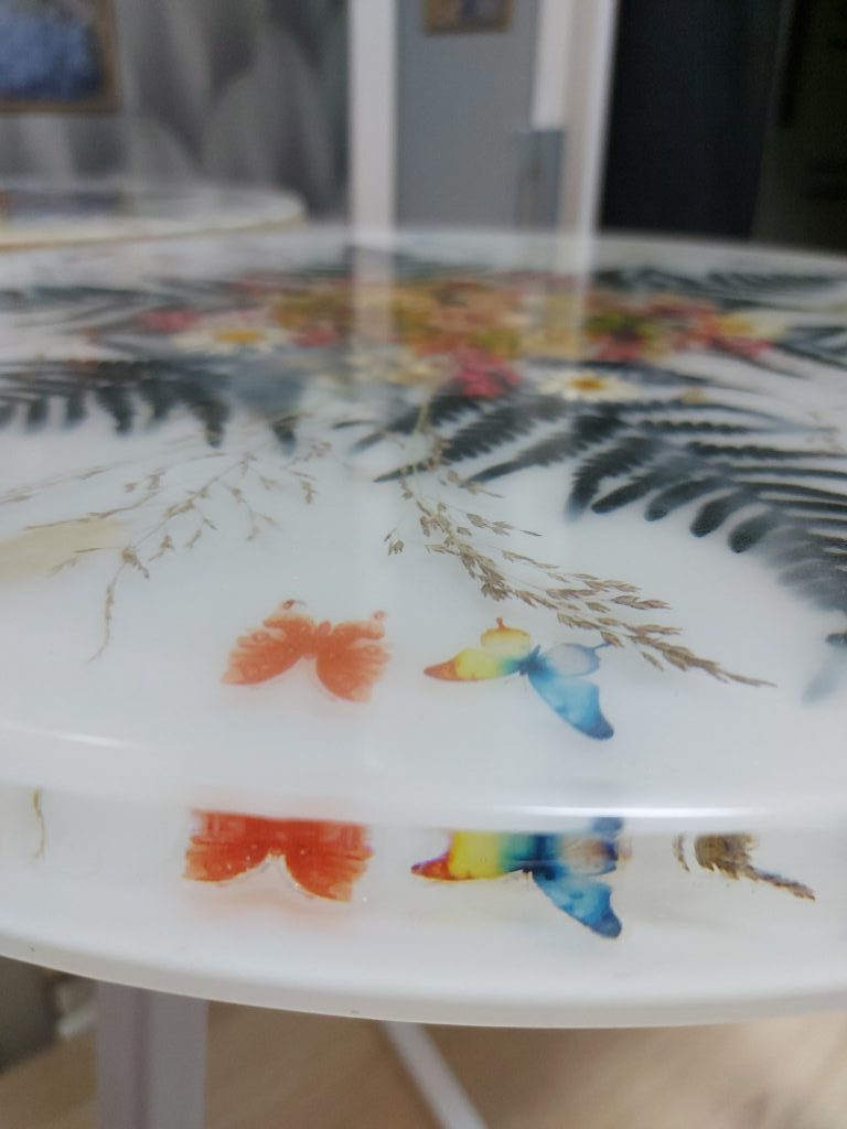 Стол журнальный,стетится в темноте, диаметр 50 см.