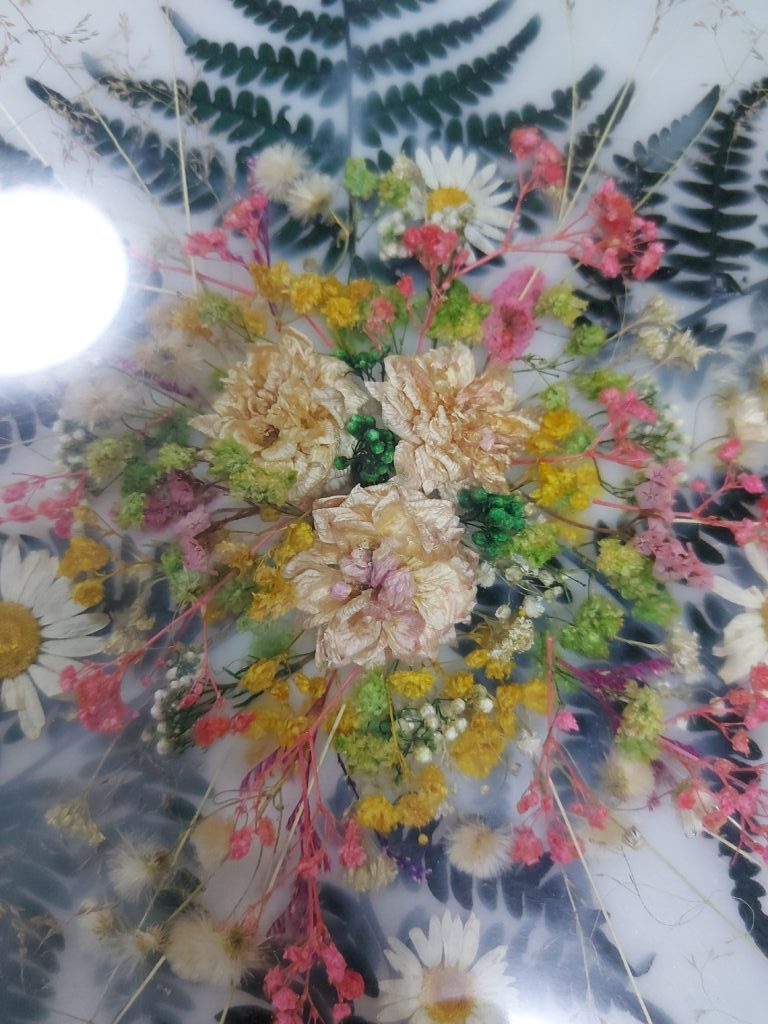 Стол журнальный,стетится в темноте, диаметр 50 см.