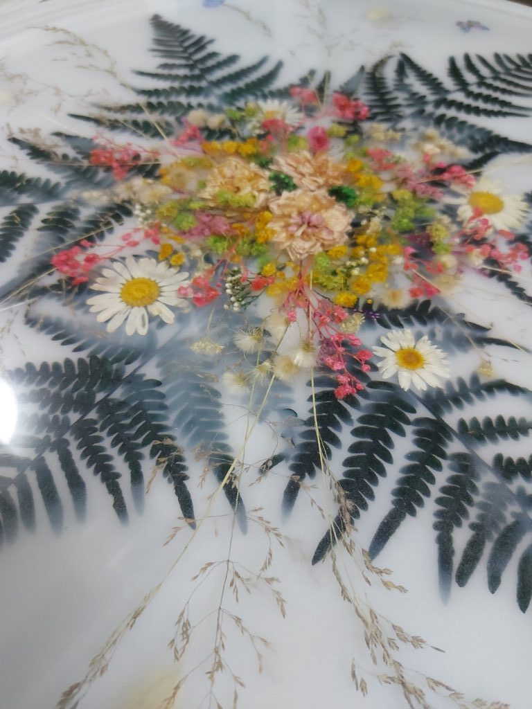 Стол журнальный,стетится в темноте, диаметр 50 см.