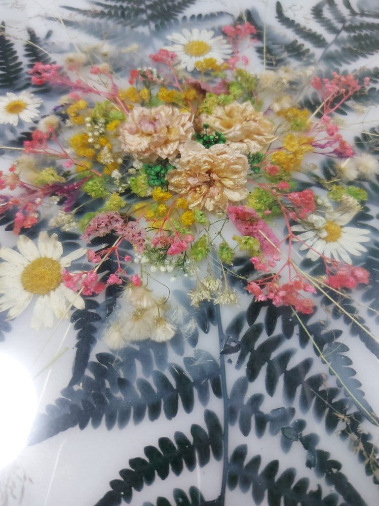 Стол журнальный,стетится в темноте, диаметр 50 см.