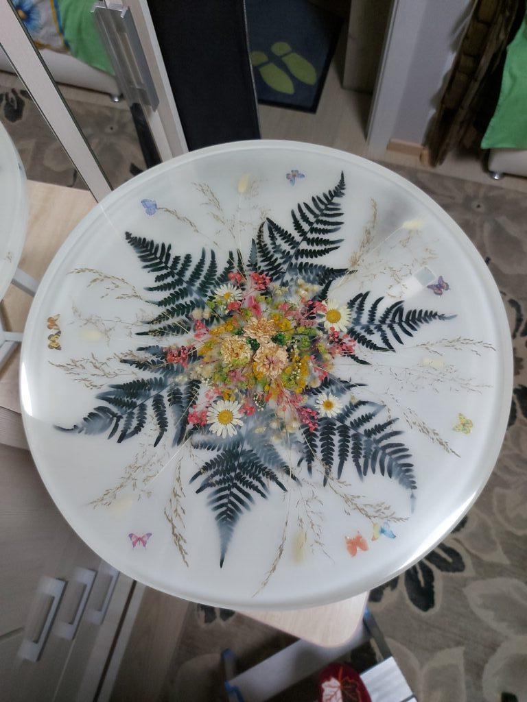 Стол журнальный,стетится в темноте, диаметр 50 см.