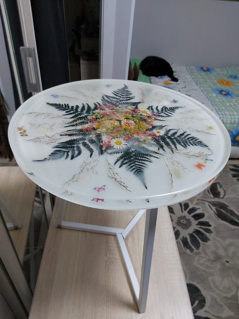 Стол журнальный,стетится в темноте, диаметр 50 см.