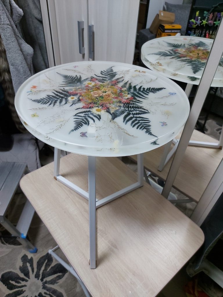 Стол журнальный,стетится в темноте, диаметр 50 см.